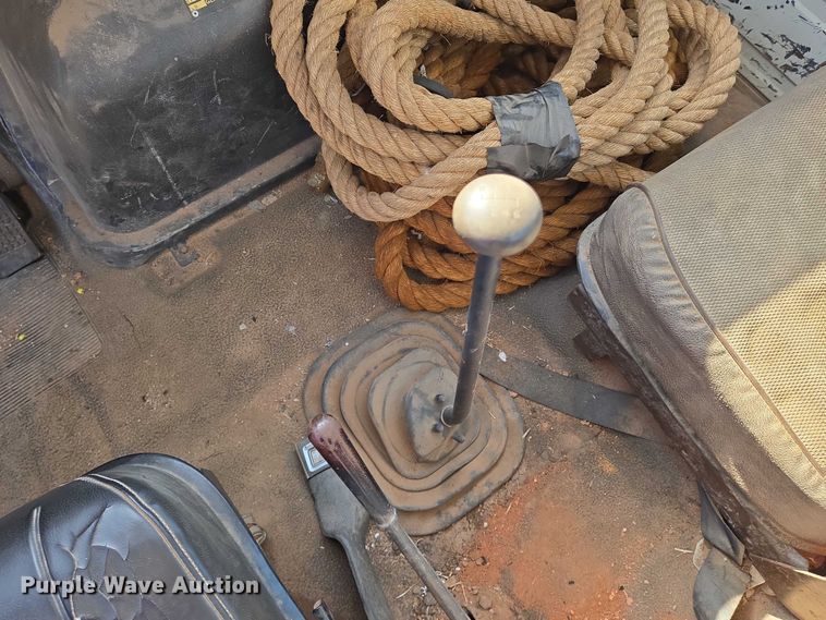 image for item EN8295 1991 Ford F700 drilling rig truck