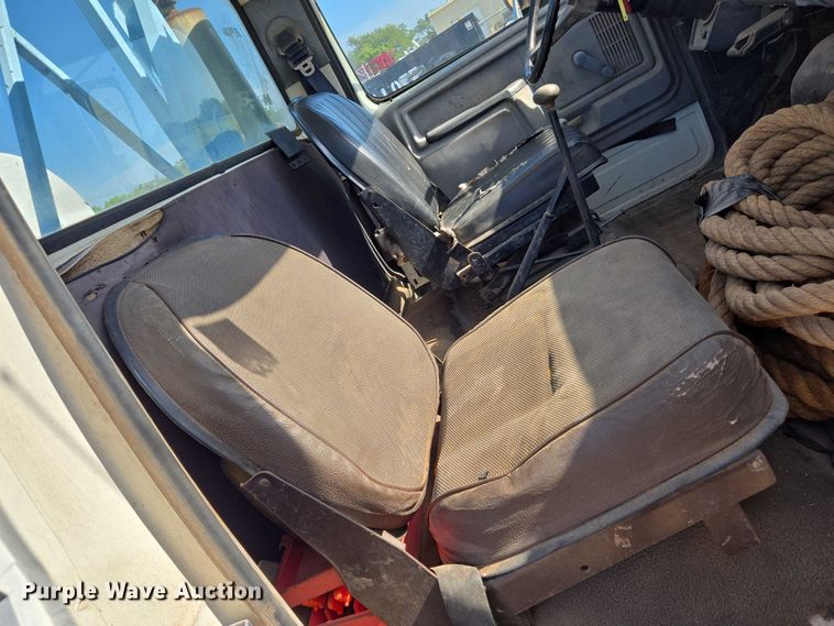 image for item EN8295 1991 Ford F700 drilling rig truck