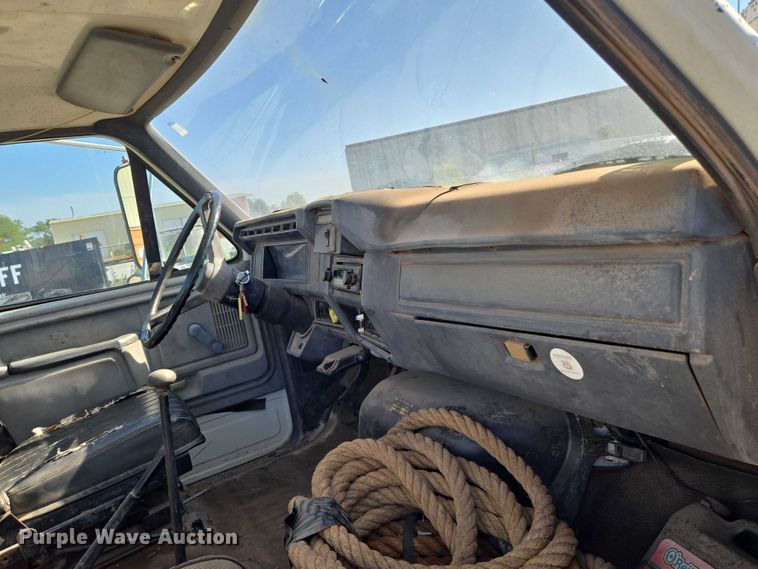 image for item EN8295 1991 Ford F700 drilling rig truck