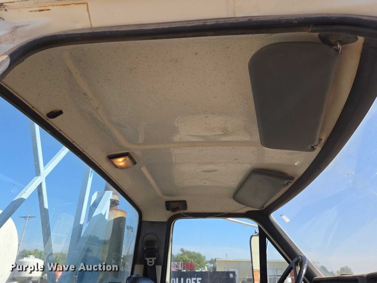 image for item EN8295 1991 Ford F700 drilling rig truck