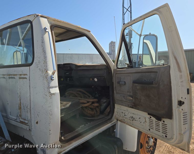 image for item EN8295 1991 Ford F700 drilling rig truck