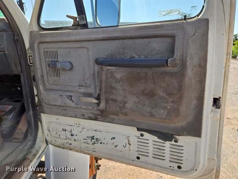 image for item EN8295 1991 Ford F700 drilling rig truck