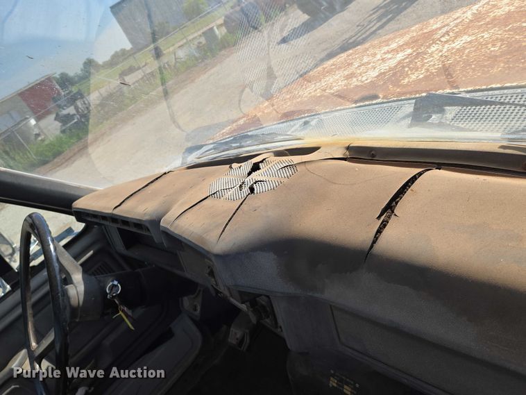 image for item EN8295 1991 Ford F700 drilling rig truck