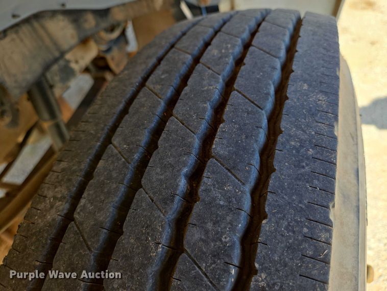 image for item EN8295 1991 Ford F700 drilling rig truck