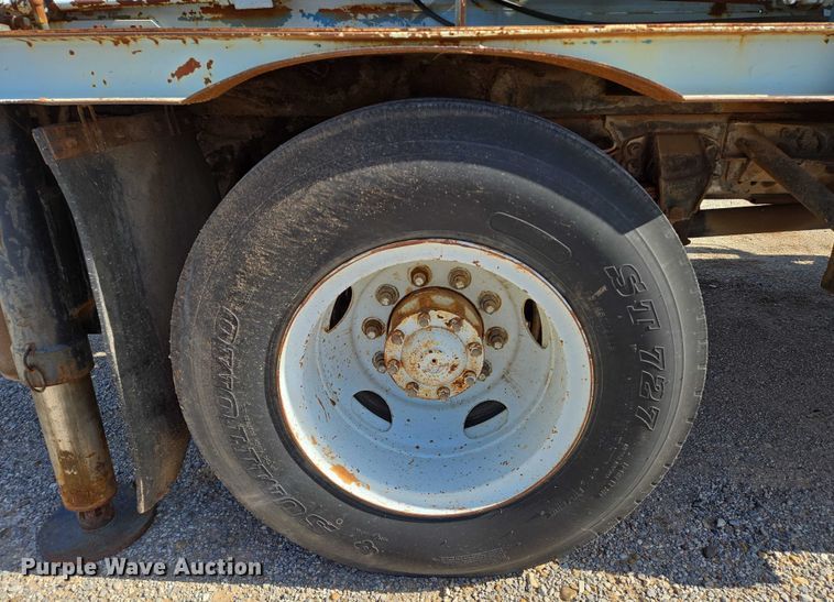 image for item EN8295 1991 Ford F700 drilling rig truck