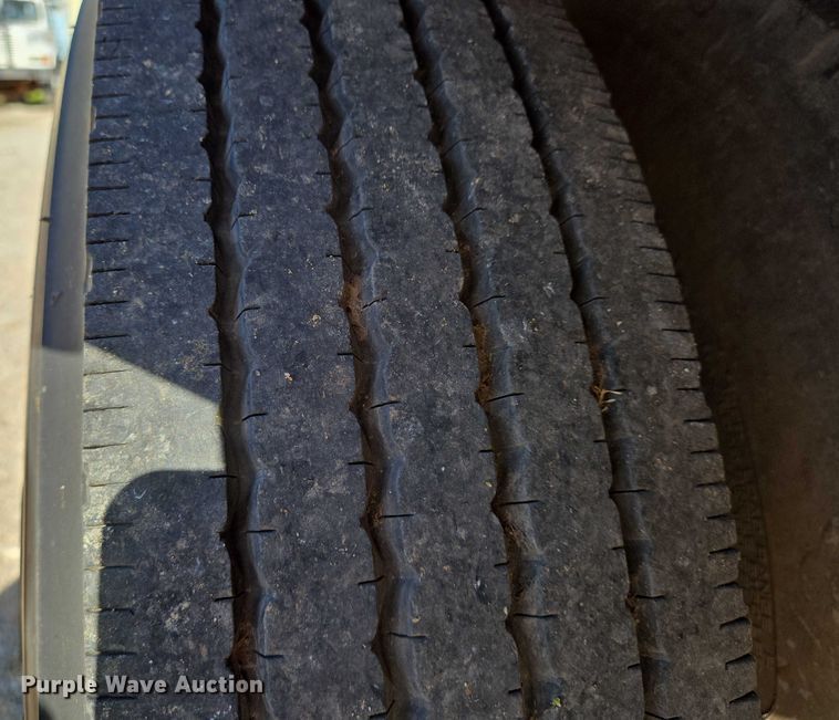 image for item EN8295 1991 Ford F700 drilling rig truck