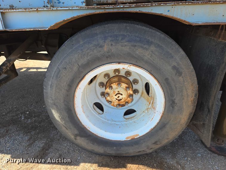 image for item EN8295 1991 Ford F700 drilling rig truck
