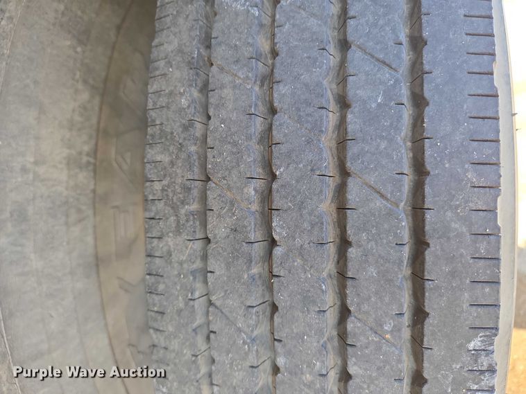 image for item EN8295 1991 Ford F700 drilling rig truck