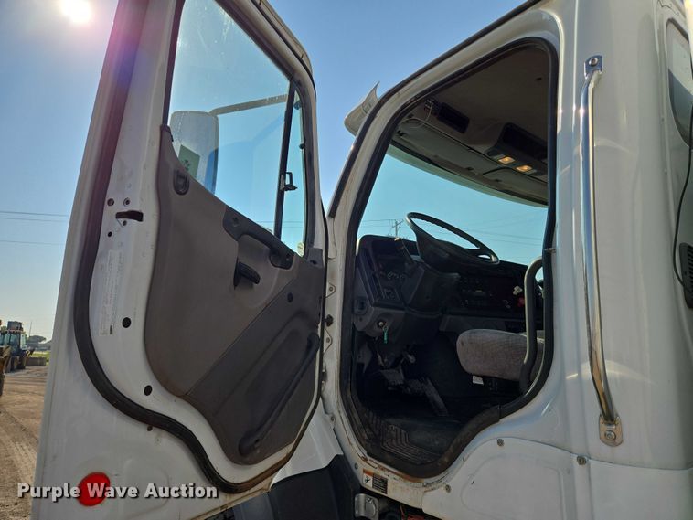 image for item EN8336 2014 Freightliner 108SD box truck