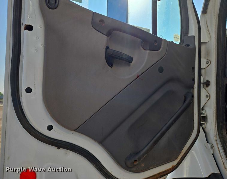 image for item EN8336 2014 Freightliner 108SD box truck