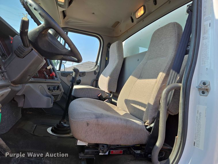 image for item EN8336 2014 Freightliner 108SD box truck