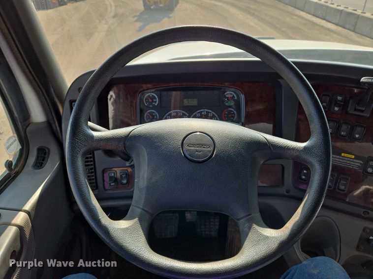 image for item EN8336 2014 Freightliner 108SD box truck