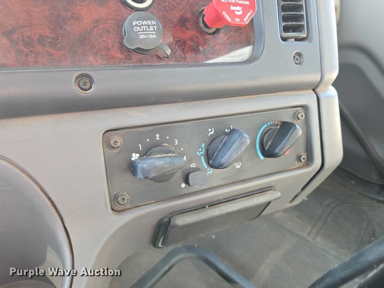 image for item EN8336 2014 Freightliner 108SD box truck