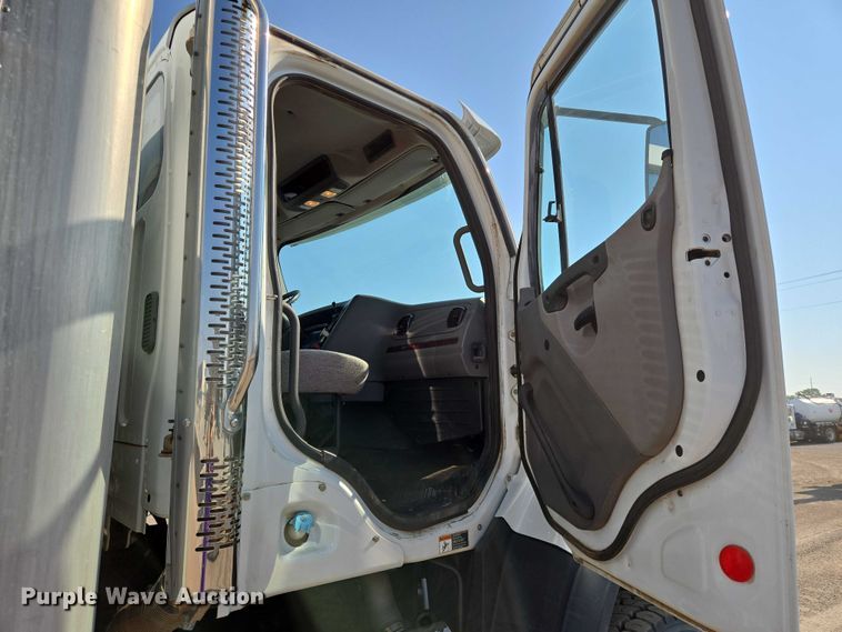 image for item EN8336 2014 Freightliner 108SD box truck