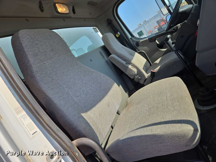 image for item EN8336 2014 Freightliner 108SD box truck