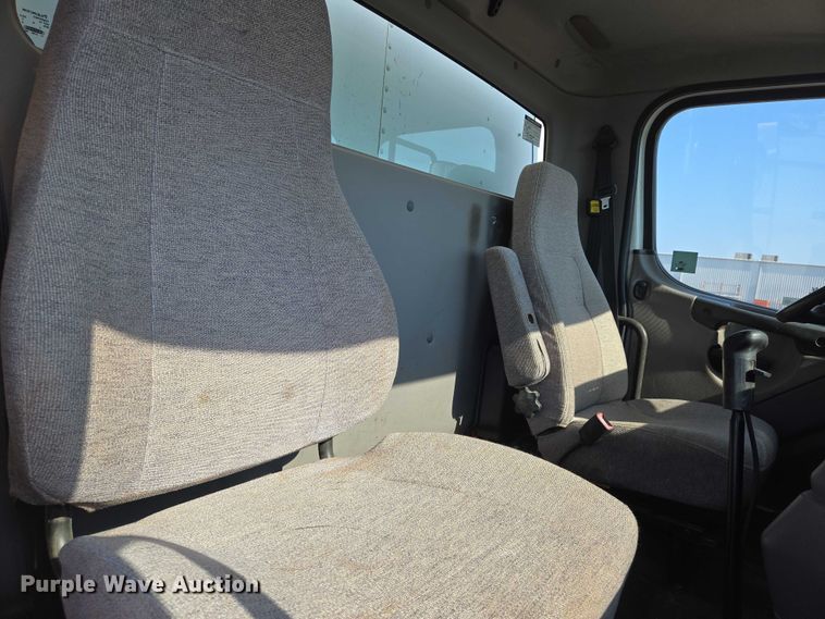 image for item EN8336 2014 Freightliner 108SD box truck