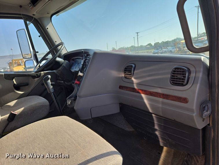 image for item EN8336 2014 Freightliner 108SD box truck