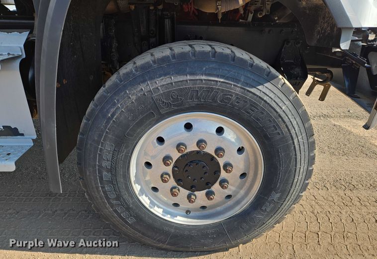 image for item EN8336 2014 Freightliner 108SD box truck