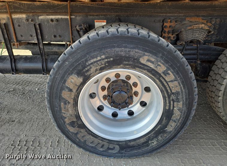 image for item EN8336 2014 Freightliner 108SD box truck