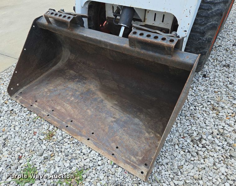 image for item EN8472 2001 Bobcat 463 skid steer loader