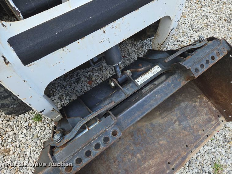 image for item EN8472 2001 Bobcat 463 skid steer loader