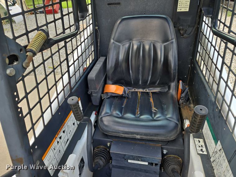 image for item EN8472 2001 Bobcat 463 skid steer loader