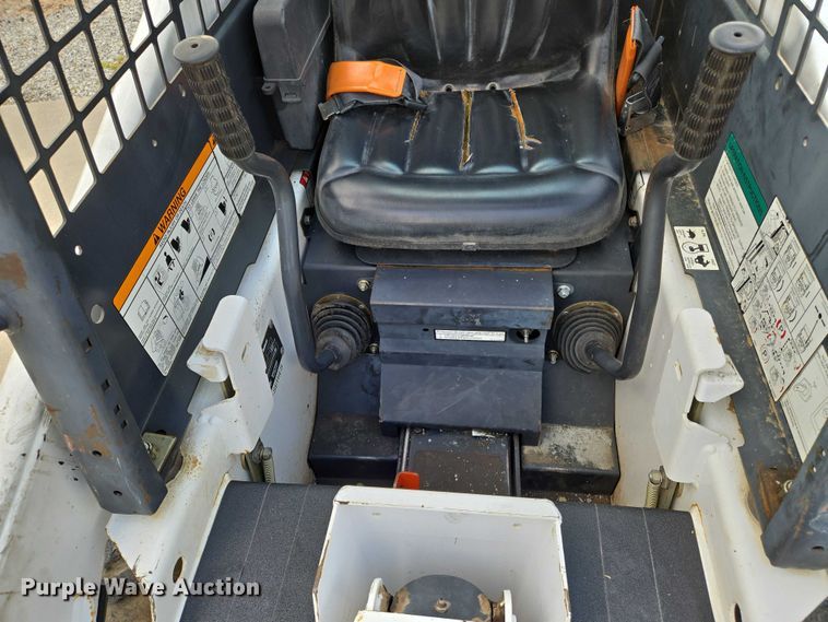 image for item EN8472 2001 Bobcat 463 skid steer loader