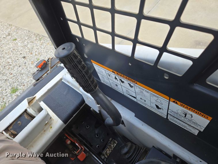 image for item EN8472 2001 Bobcat 463 skid steer loader