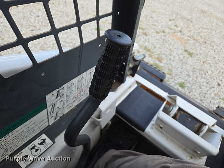 image for item EN8472 2001 Bobcat 463 skid steer loader