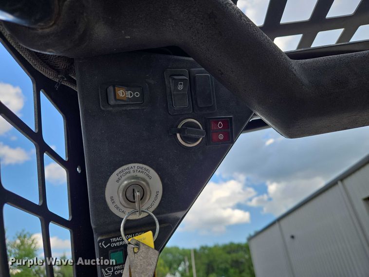 image for item EN8472 2001 Bobcat 463 skid steer loader