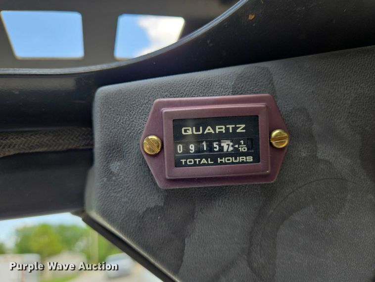 image for item EN8472 2001 Bobcat 463 skid steer loader