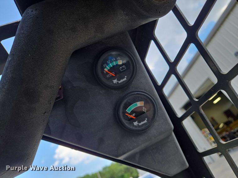 image for item EN8472 2001 Bobcat 463 skid steer loader