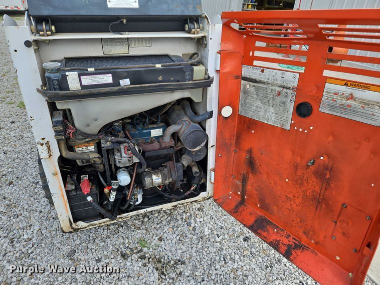 image for item EN8472 2001 Bobcat 463 skid steer loader