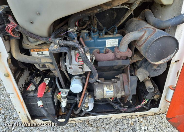 image for item EN8472 2001 Bobcat 463 skid steer loader