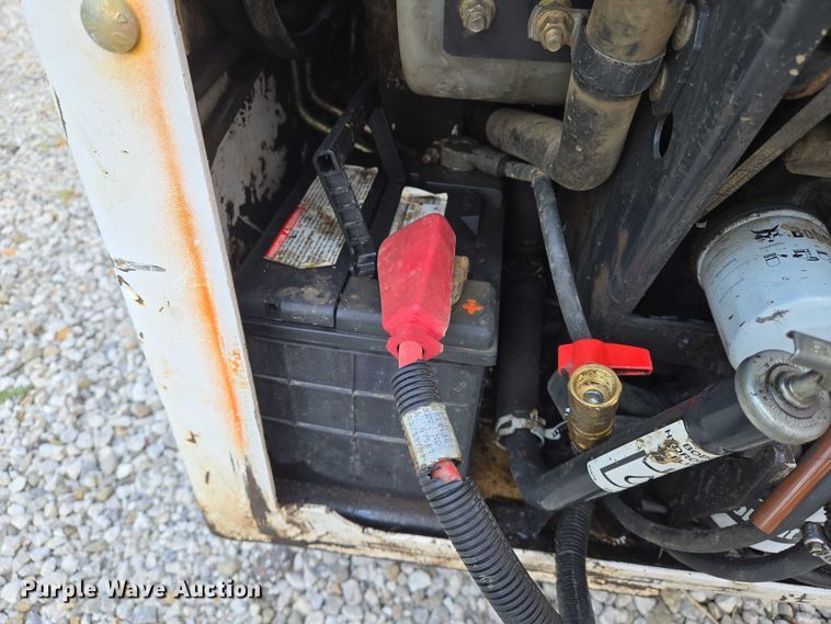 image for item EN8472 2001 Bobcat 463 skid steer loader