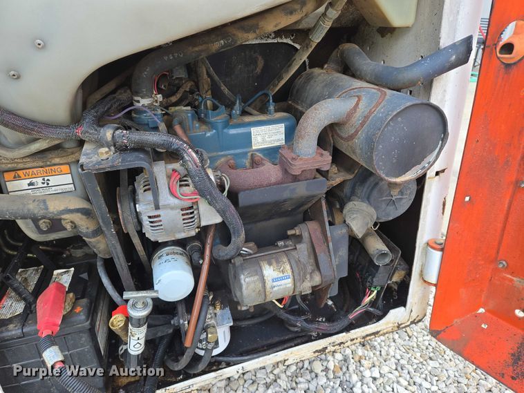 image for item EN8472 2001 Bobcat 463 skid steer loader