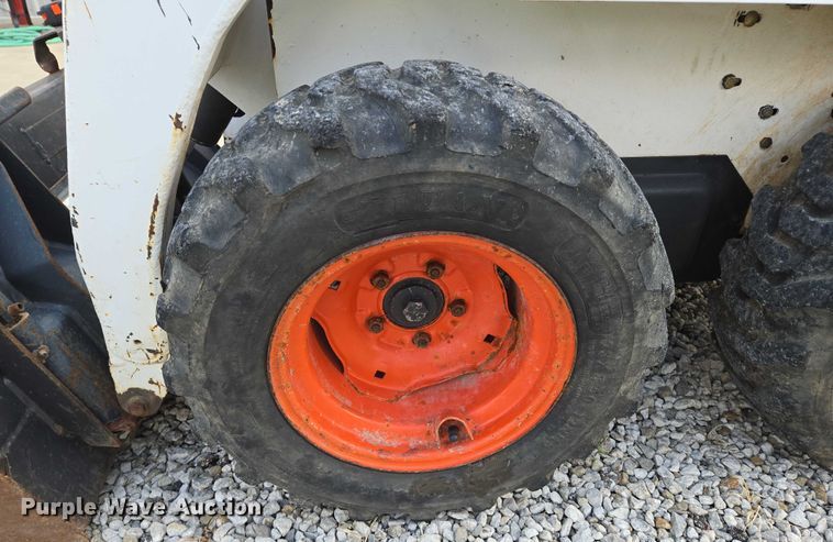 image for item EN8472 2001 Bobcat 463 skid steer loader