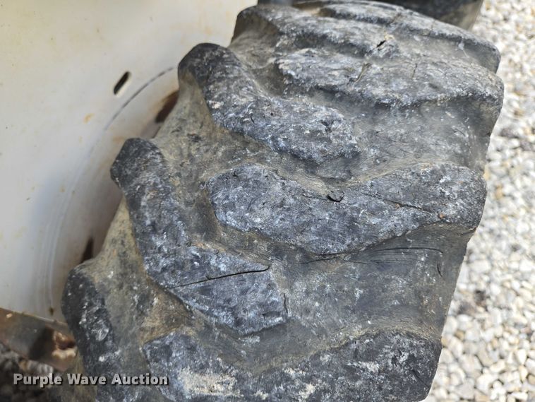 image for item EN8472 2001 Bobcat 463 skid steer loader