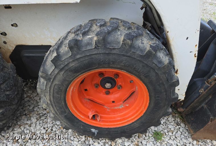image for item EN8472 2001 Bobcat 463 skid steer loader