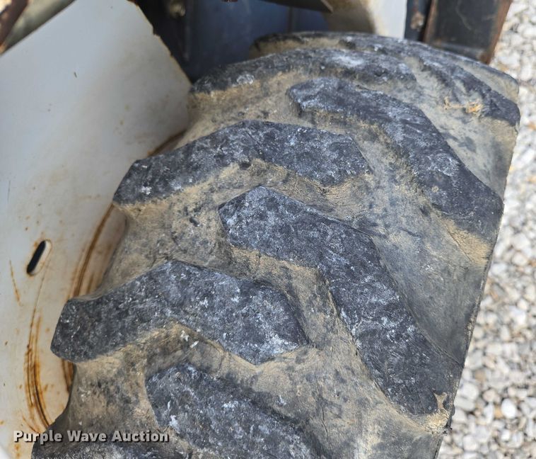 image for item EN8472 2001 Bobcat 463 skid steer loader