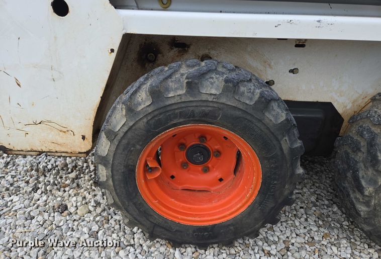 image for item EN8472 2001 Bobcat 463 skid steer loader