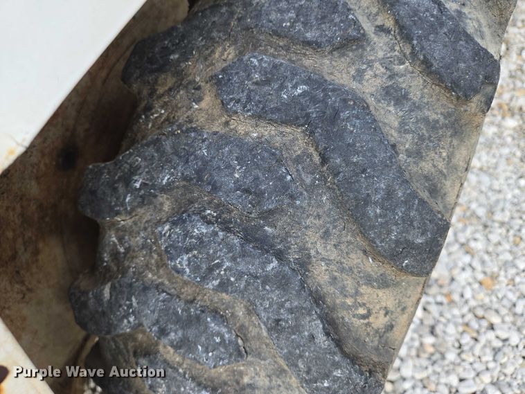 image for item EN8472 2001 Bobcat 463 skid steer loader