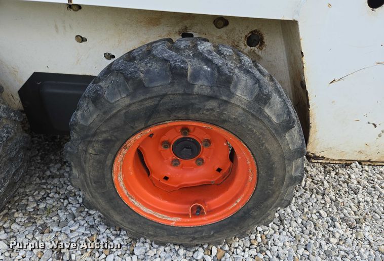 image for item EN8472 2001 Bobcat 463 skid steer loader