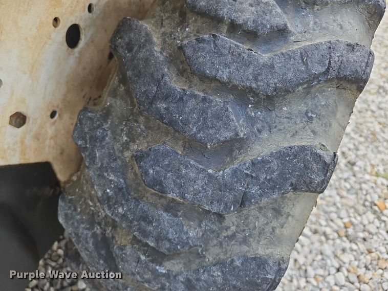 image for item EN8472 2001 Bobcat 463 skid steer loader