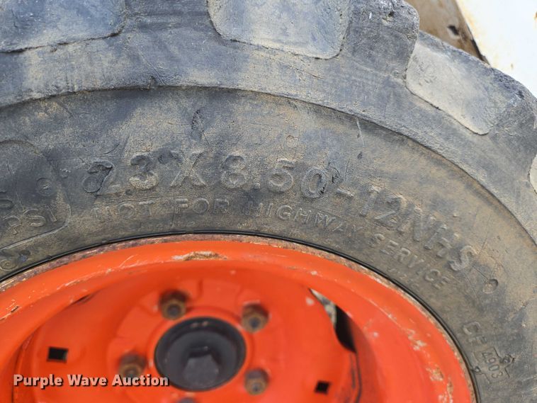 image for item EN8472 2001 Bobcat 463 skid steer loader