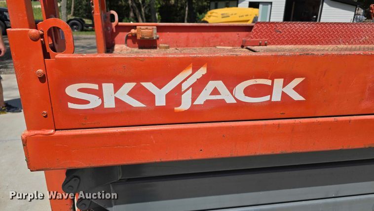 image for item EO1614 2015 SkyJack  SJIII 4626 scissor lift