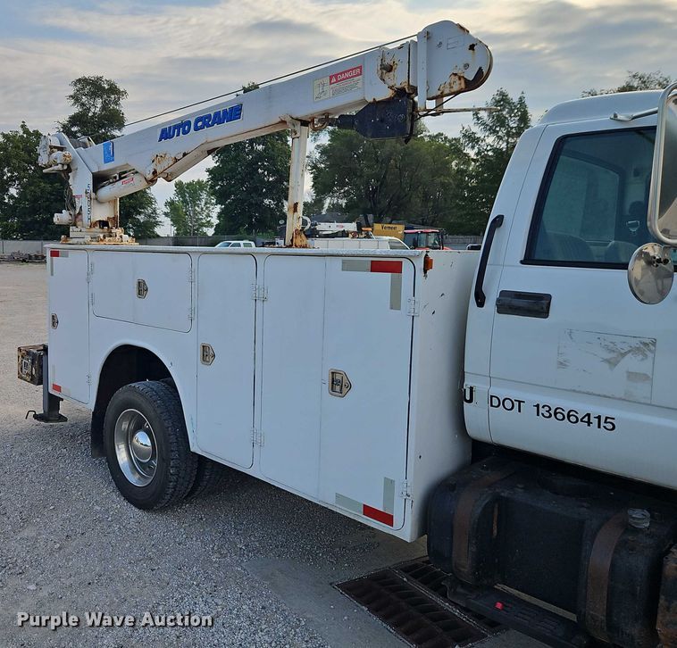 image for item EO4599 2001 GMC C6500 utility / service truck