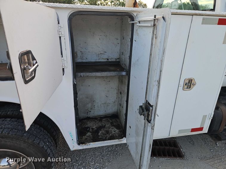 image for item EO4599 2001 GMC C6500 utility / service truck