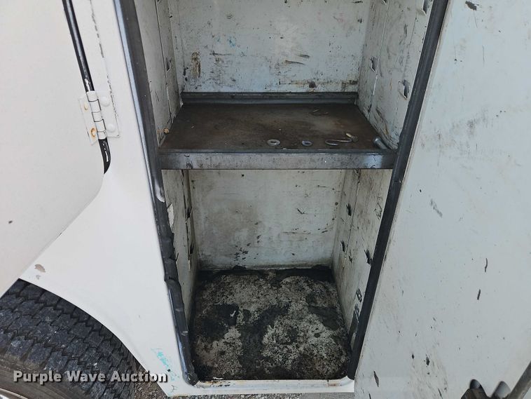 image for item EO4599 2001 GMC C6500 utility / service truck