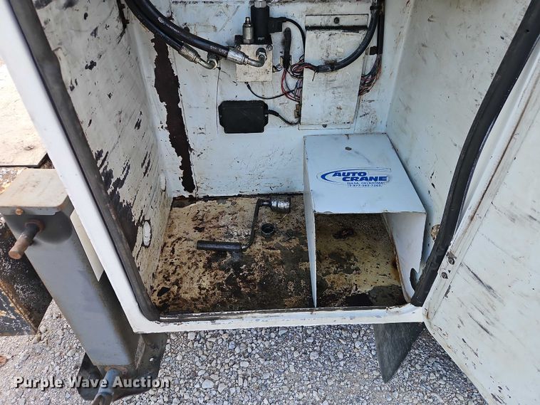 image for item EO4599 2001 GMC C6500 utility / service truck